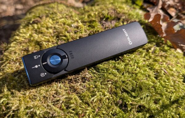 Olight Arkfeld Pro UV w naturalnym otoczeniu