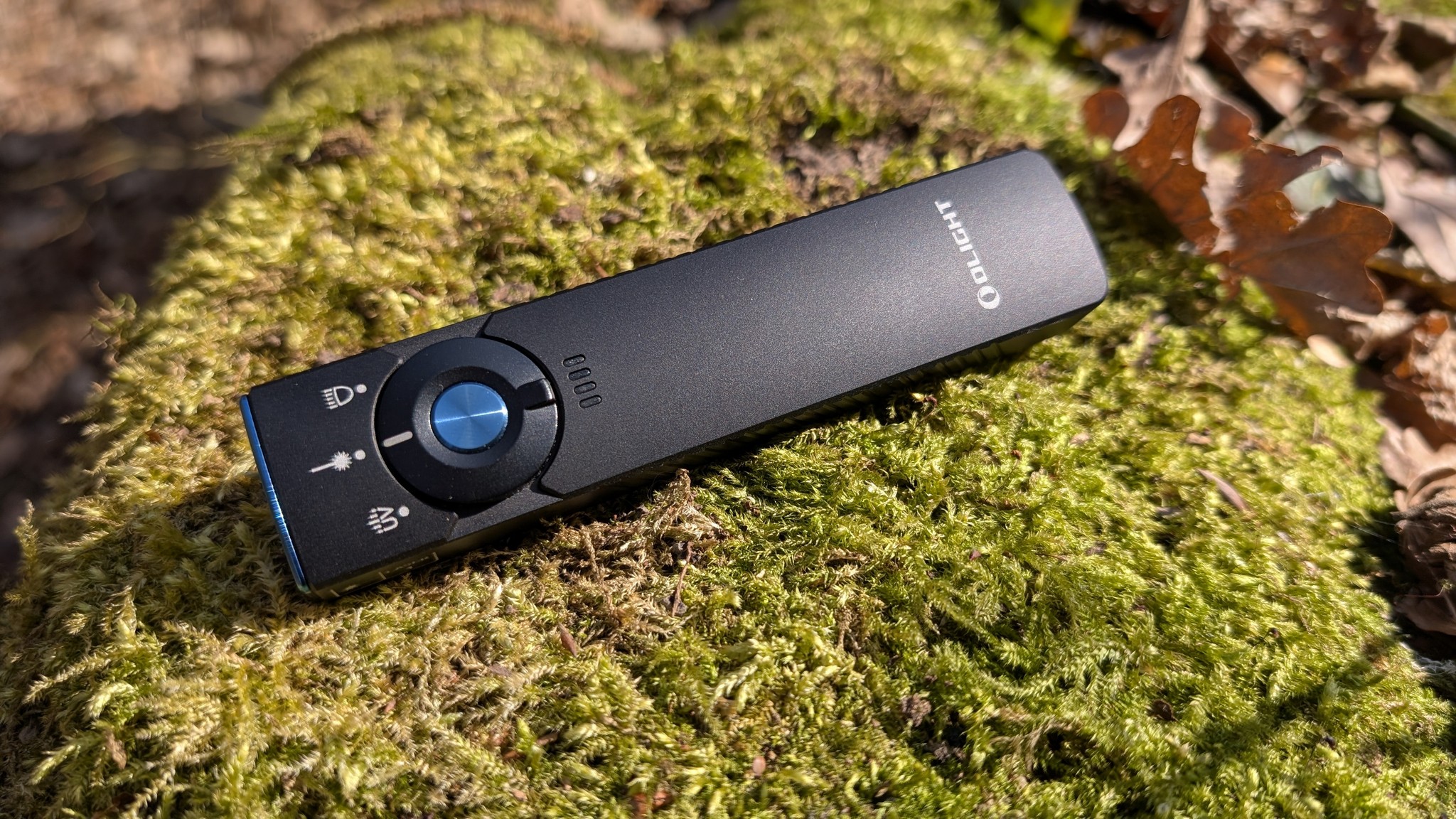 Olight Arkfeld Pro UV w naturalnym otoczeniu