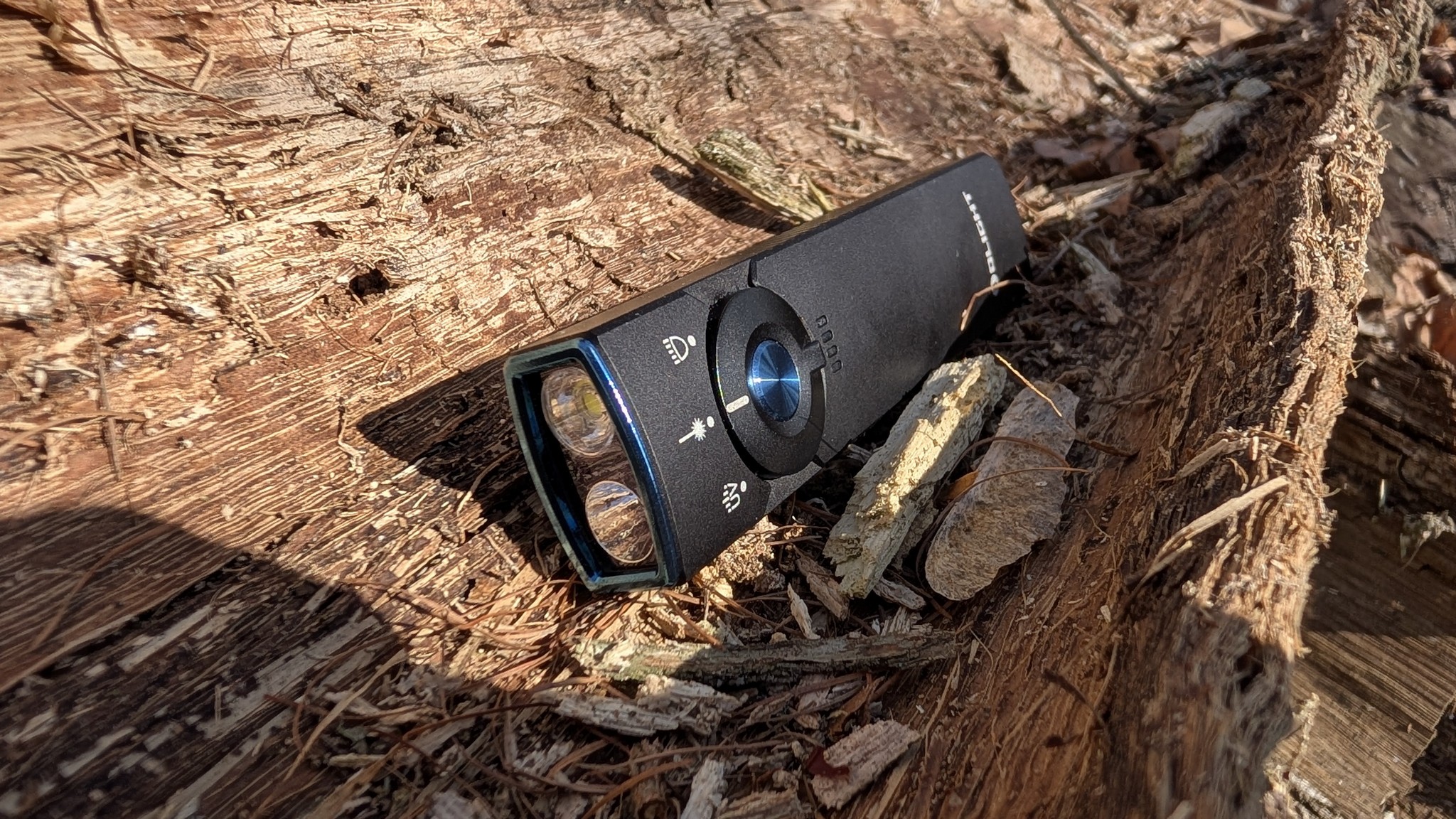Olight Arkfeld Pro UV w starym pniu