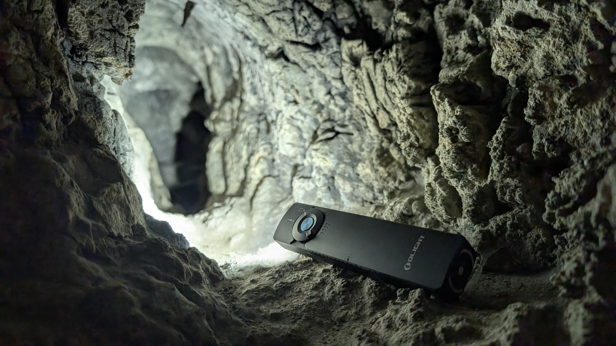 Olight Arkfeld Pro UV w jaskinii