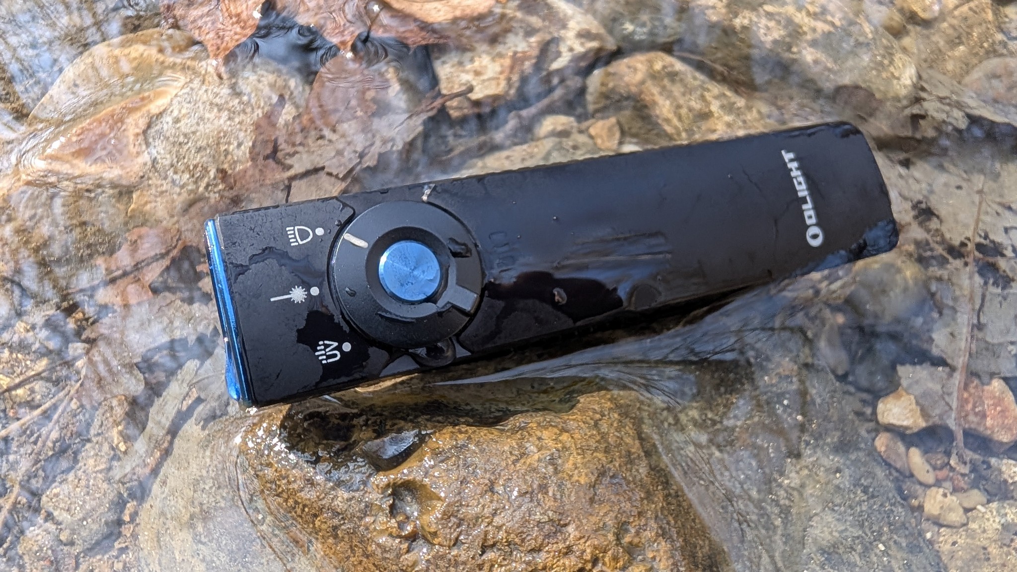 Latarka Olight Arkfeld Pro UV w strumyku