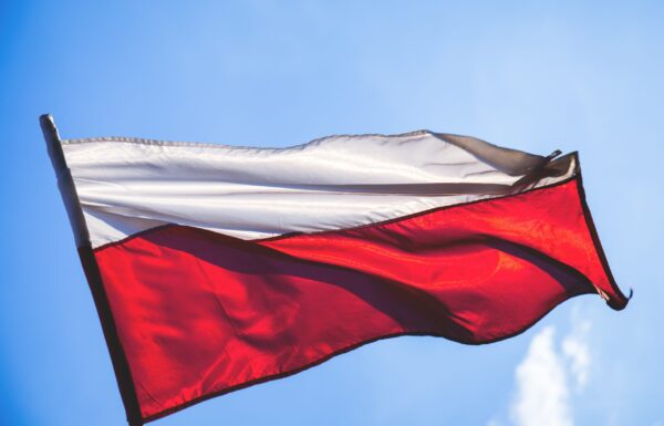 Voucher zamiast pieniędzy a w tle polska flaga