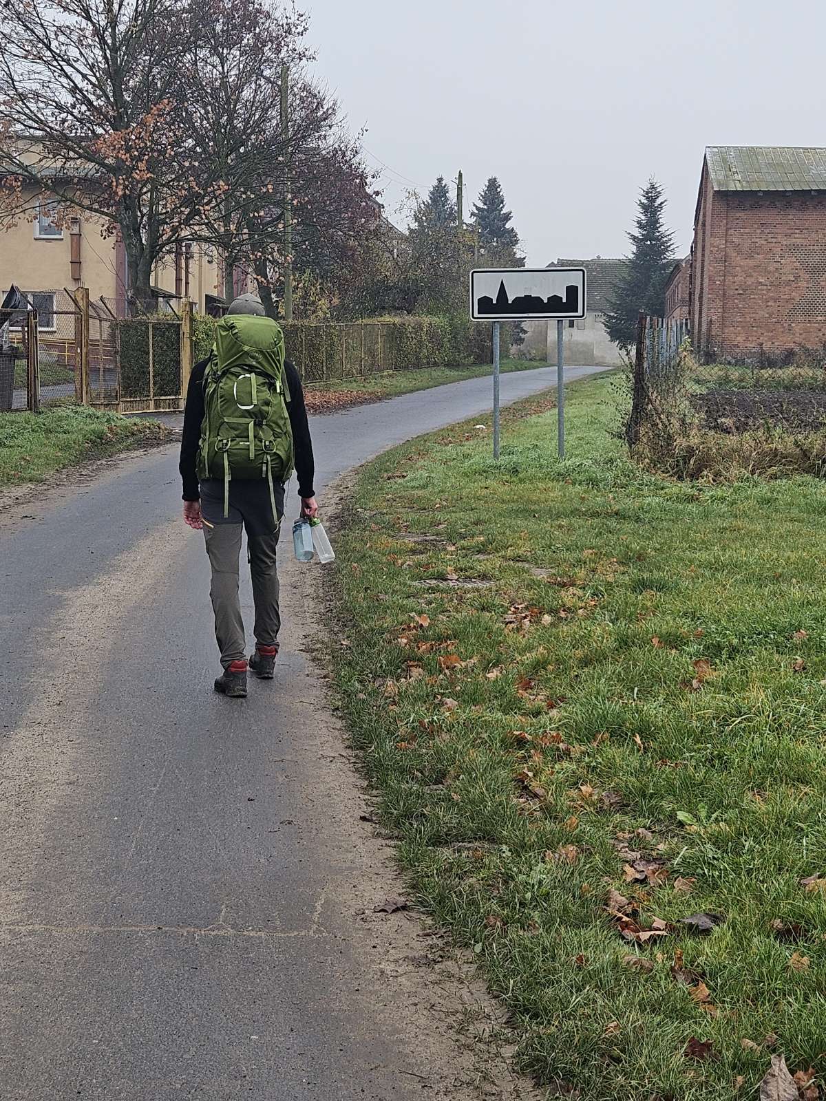turysta z plecakiem wśród zabudowań