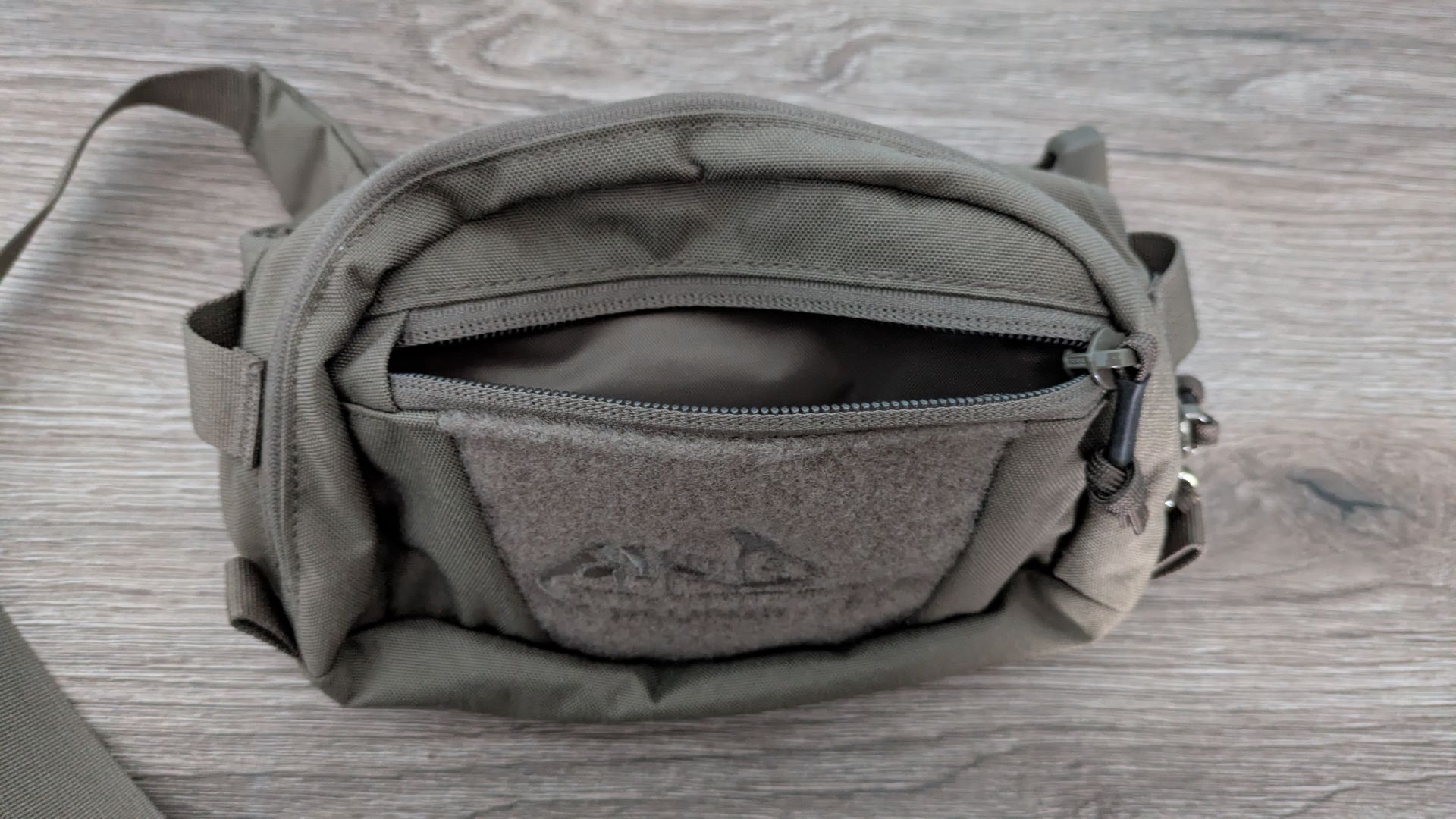 otwarta nerka Helikon Possum Cordura położona na blacie