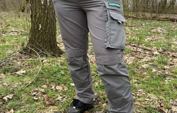 sfotografowana od pasa w dół kobieta w spodniach do lasu z Aldiego