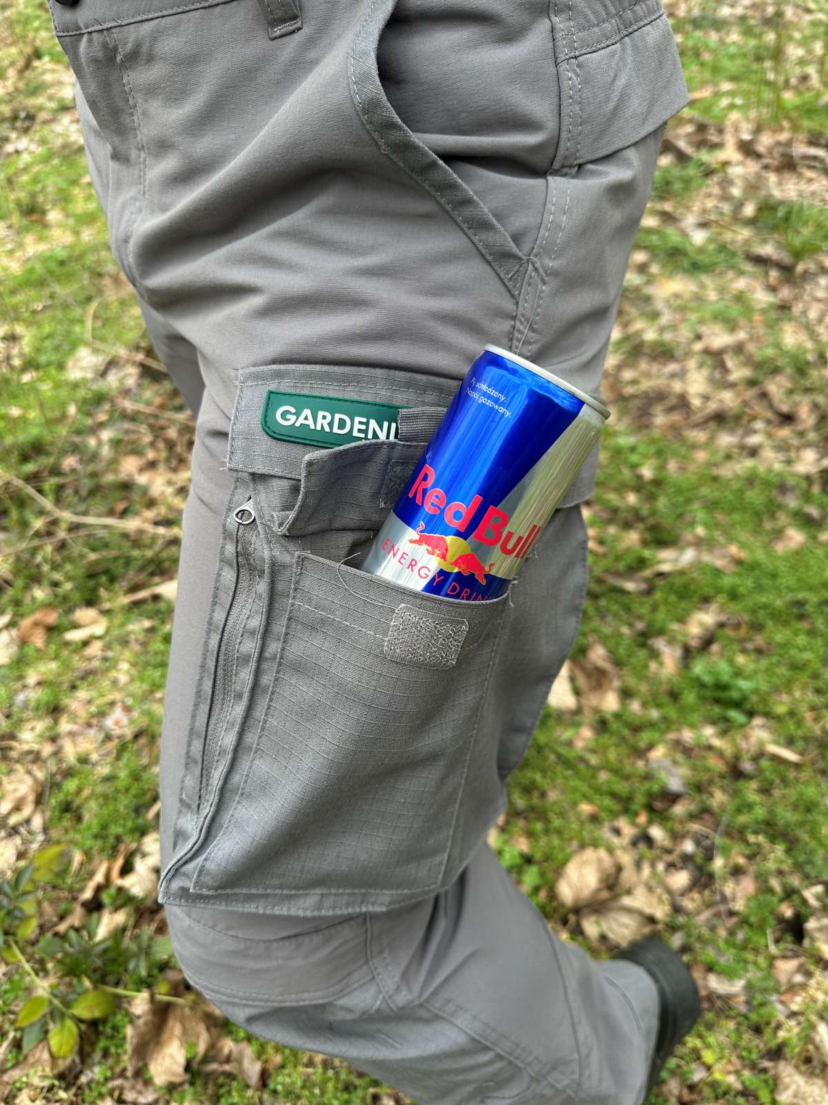 zbliżenie na kieszeń spodni, w kieszeni puszka napoju Red Bull